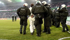 Beim Derby zwischen Gladbach und Köln stürmten FC-Fans den Platz