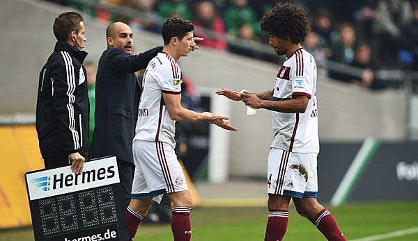 Höchststrafe: In Hannover nahm Pep Guardiola Dante noch in der ersten Hälfte vom Platz