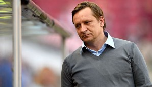 Nur Platz sechs in der Liga: Schalke-Manager Horst Heldt amüsiert dies wenig