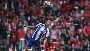Der VfL Wolfsburg will aufstocken und soll Interesse an Portos Maicon haben
