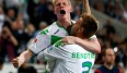 Kevin De Bruyne und Nicklas Bendtner feiern den späten Ausgleich des VfL Wolfsburg