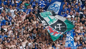Ein Schalke-Fan wurde von einer Flasche am Kopf getroffen