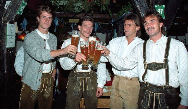 Kastenmaier (2 v.l.) 1990 auf der Wiesn mit den Bayern Brian Laudrup, Augenthaler und Aumann
