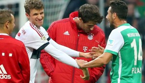 Müller sind Pizarros Glückwünsche zum Startrekord sichtlich unangenehm. Javi dreht beschämt ab