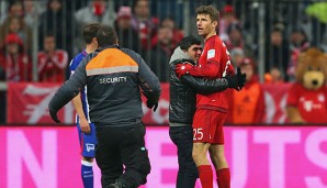 Beim Spiel der Bayern gegen die Hertha lief ein Flitzer auf das Spielfeld und umarmte Thomas Müller