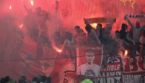 Die Fans von Köln haben Pyrotechnik gezündet