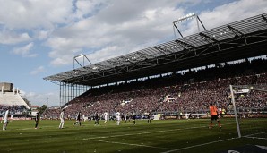 Das Logo am Millerntor-Stadion wurde von HSV-Fans beschmiert