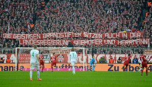Vor politischen Fans spielen die Bayern mit Werder Bremen Katz und Maus