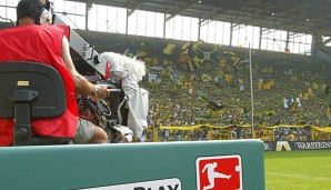 Ein Kameramann bei einer Übertragung aus dem Dortmunder Stadion