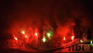 Die Fans des VfL Wolfsburg mit Bengalofeuer