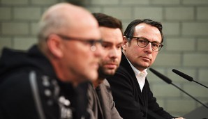 Thomas Schaaf und Martin Bader bei einer Pressekonferenz von Hannover 96
