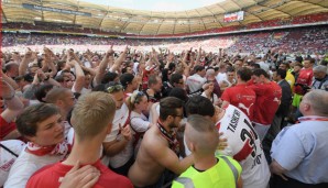 Etwa 1.000 VfB-Fans stürmten den Rasen in der Mercedes-Benz-Arena