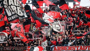 Die Fans von Bayer 04 Leverkusen hatten im Spiel gegen den 1. FC Köln Rauchtöpfe gezündet