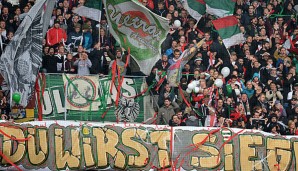 Fans des FC Augsburg hatten bei Auswärtsspielen bengalische Feuer gezündet