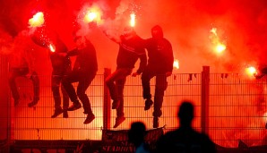 Fans brennen Pyrotechnik im Stadion ab