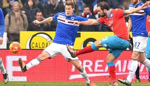 Sampdorias Niklas Moisander, hier gegen Gonzalo Higuain, verteidigt wohl kommende Saison für Werder