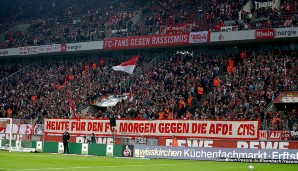 Die Kölner Fans sind wie immer von Beginn an hellwach und setzen vor dem Spiel ein Statement gegen den Bundesparteitag der AFD in Köln am Tag nach dem Spiel