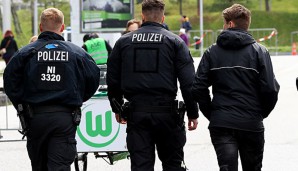 Polizeibeamte müssen beim Relegations-Derby zwischen Wolfsburg und Braunschweig auf der Hut sein