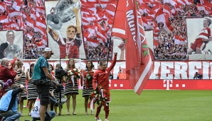 Los ging es natürlich mit dem emotionalen Part: Philipp Lahm sagt Servus! Der Bayern-Kapitän wurde vor dem Spiel mit Fan-Choreo und Blumenstrauß verabschiedet...