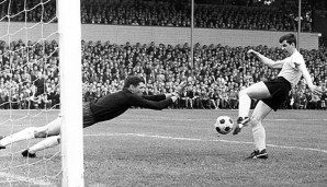 1966 und 1967: Lothar Emmerich - 31 und 28 Tore für Borussia Dortmund (erster Spieler, der seine Kanone verteidigen konnte)