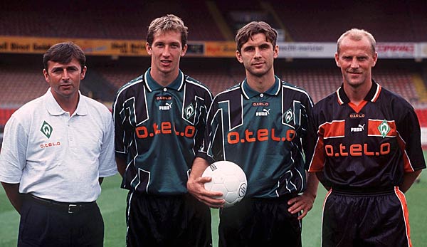 Frank Baumann (2.v.l.) kam 1999 ebenso neu zu Werder Bremen wie Trainer Thomas Schaaf (r.)