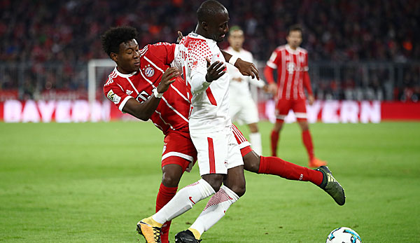 Naby Keita versucht gegen David Alaba den Ball zu verteidigen