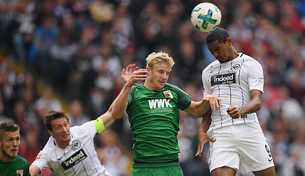 Martin Hinteregger im Kopfballduell gegen Frankfurt in der Bundesliga