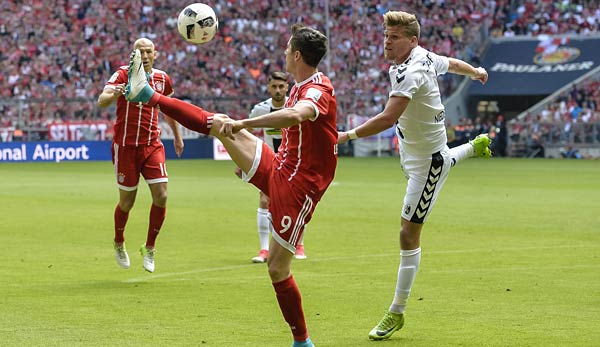 Florian Niederlechner trifft am Samstag auf Lewandowski und die Bayern