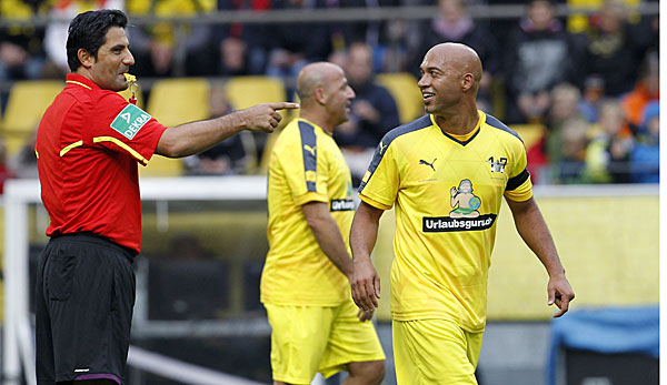 Babak Rafati pfeift ein Foul in einem Benefitsspiel in Dortmund