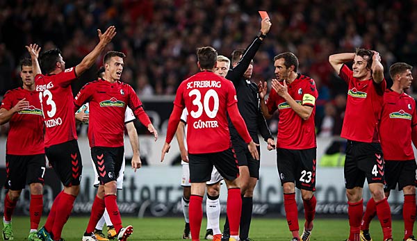 Tobias Stieler zeigt Söyüncü im Spiel des SC Freiburg gegen Stuttgart die rote Karte
