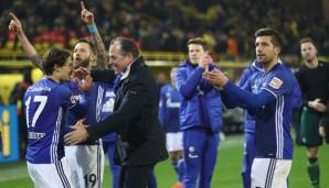 Clemens Tönnies jubelte nach Abpfiff mit den Spielern des FC Schalke 04 auf dem Rasen