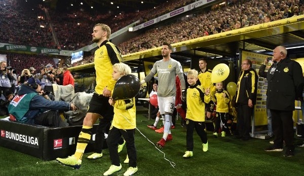 Marcel Schmelzer von Borussia Dortmund verteidigt Trainer Peter Bosz