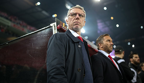 Peter Stöger steckt mit dem 1. FC Köln zwar in der Krise, eine Entlassung soll aber kein Thema sein