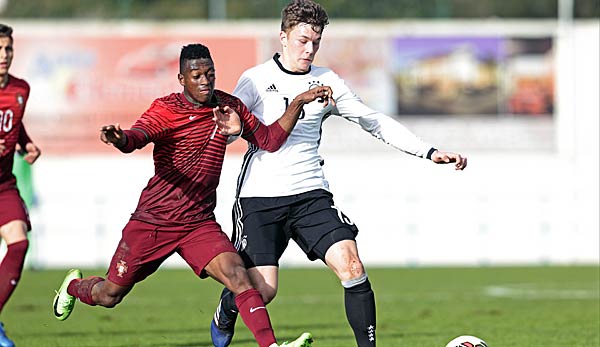 Umaro Embalo im Zweikampf bei einem U17-Spiel von Portugal gegen Deutschland