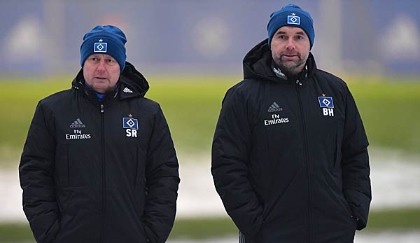 Bernd Hollerbach und Steffen Rau auf dem Trainingsplatz des HSV