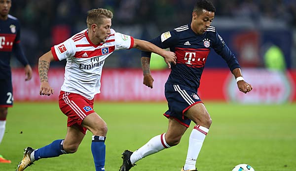 Lewis Holtby im Duell mit Thiago vom FC Bayern