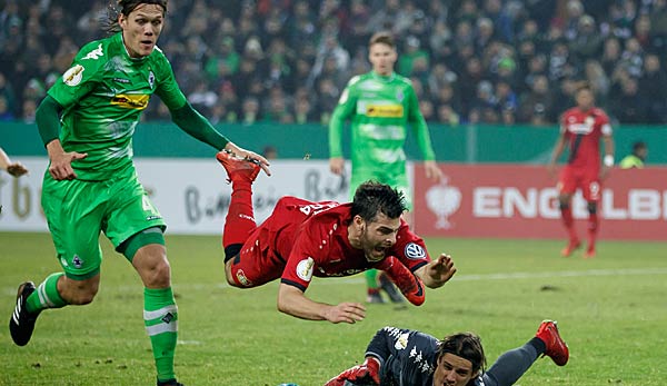 Jannik Vestergaard in Aktion gegen Kevin Volland von Bayer Leverkusen