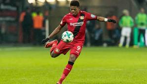 Leon Bailey holt zum Schuss für Bayer Leverkusen aus