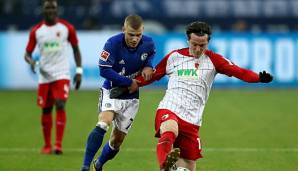 Max Meyer im Zweikampf gegen den FC Augsburg