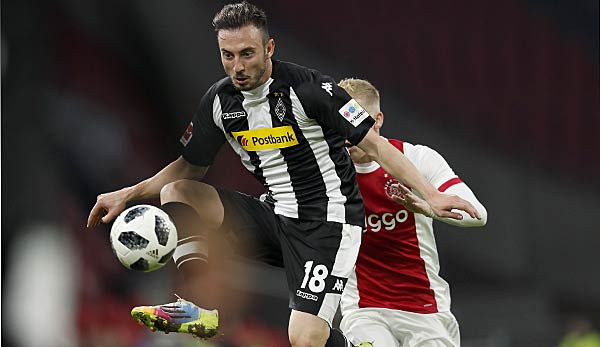 Josip Drmic bei der Ballannahme gegen Ajax Amsterdam