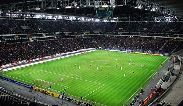 Eintracht Frankfurt spielt an einem Montagabend gegen RB Leipzig.