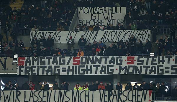 Die Frankfurter Fans protestierten gegen Montagsspiele.