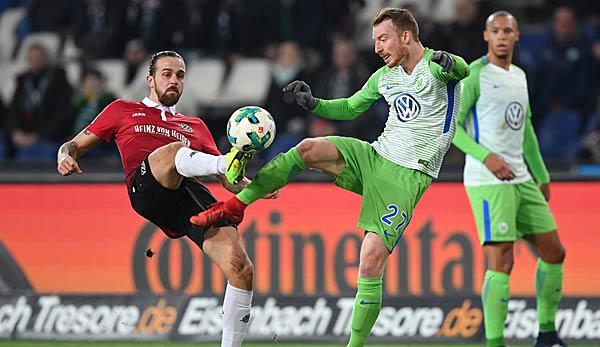 Martin Harnik im Zweikampf gegen Maximilian Arnold vom VfL Wolfsburg