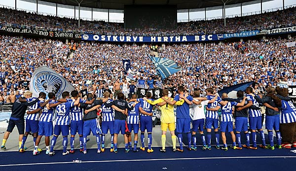 Fans von Hertha BSC feiern mit ihrer Mannschaft.
