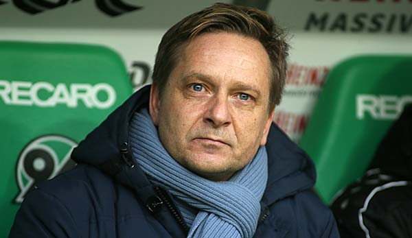 Horst Heldt hat die Gerüchte über einen Wechsel nach Wolfsburg dementiert.