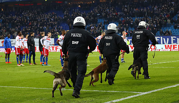 Nach der erneuten Niederlage für den Hamburger SV mussten Polizisten die Fans beruhigen.