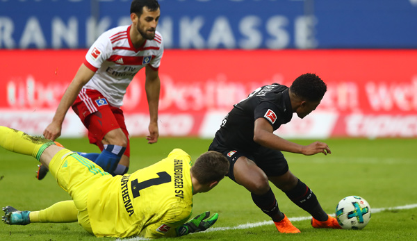 Mathenia (l.) ist geschlagen: Leon Bailey trifft zum 1:0 für Leverkusen.