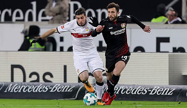 Admir Mehmedi im Zweikampf gegen den VfB Stuttgart