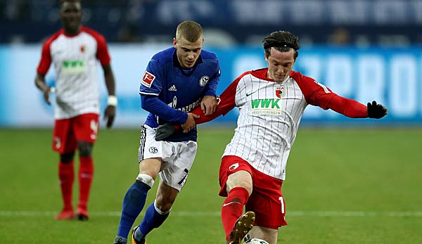 Max Meyer im Zweikampf gegen den FC Augsburg