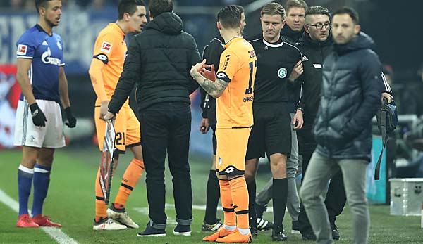 Linienrichter Robert Schröder verletzte sich bei der Partie zwischen Schalke und Hoffenheim.
